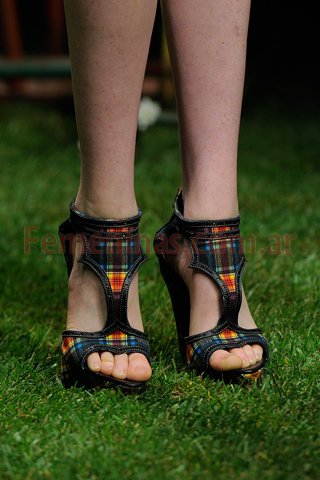 Zapatos dia moda verano 2012 Versus d